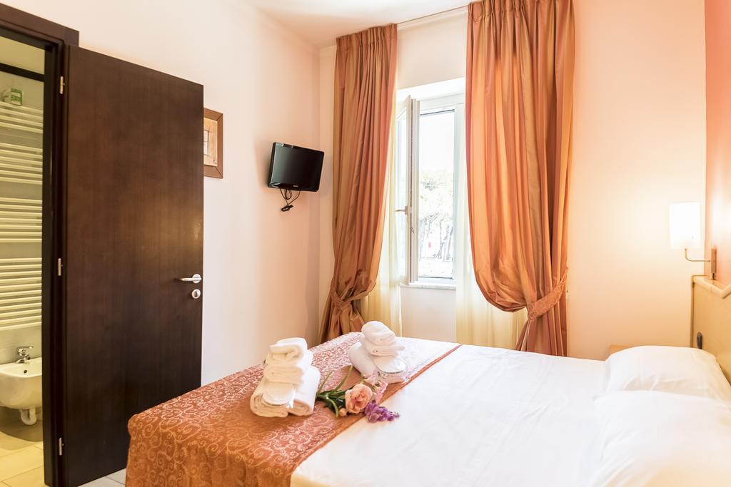 Hotel Tenda Rossa Marina Di Carrara Extérieur photo